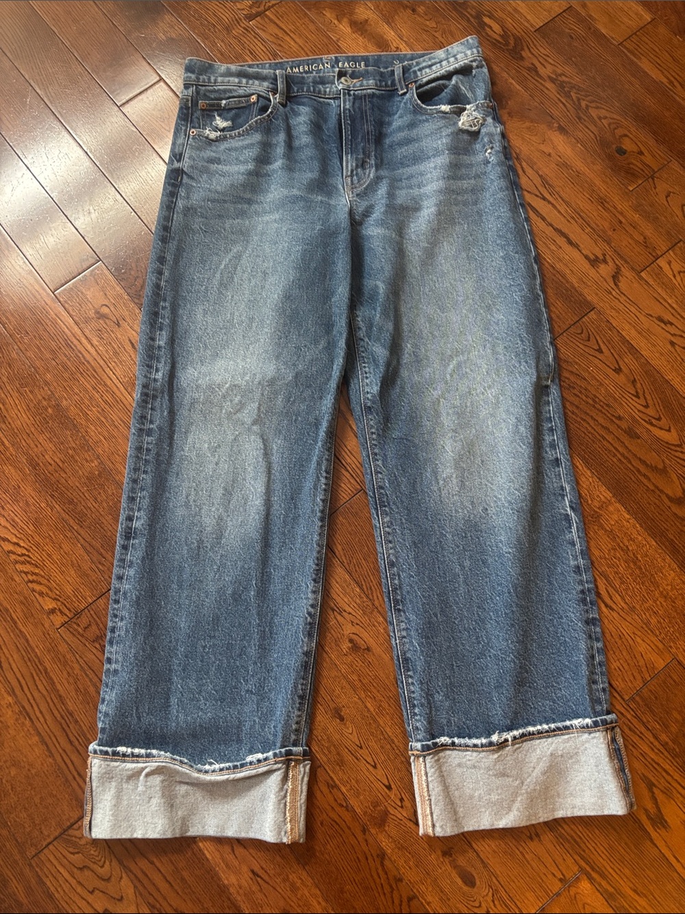 American Eagle Outfitters Women’sRelaxed Blue Washed Denim Jeans with Cuffed Hem
